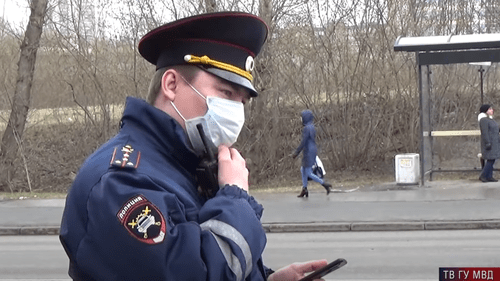 Policeman with smartphone in his hands. Screenshot: https://www.youtube.com/watch?v=NPQgNeW1dGI Policeman with smartphone in his hands. Screenshot: https://www.youtube.com/watch?v=NPQgNeW1dGI