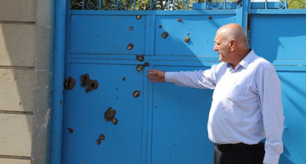 A resident of the city of Barda shows traces of shelling on the gates to his home. Photo by Aziz Karimov for the "Caucasian Knot" A resident of the city of Barda shows traces of shelling on the gates to his home. Photo by Aziz Karimov for the "Caucasian Knot"