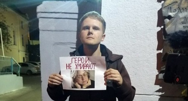 A participant of the action in memory of of Anna Politkovskaya held in Moscow. Photo by Semyon Charny for the "Caucasian Knot" A participant of the action in memory of of Anna Politkovskaya held in Moscow. Photo by Semyon Charny for the "Caucasian Knot"