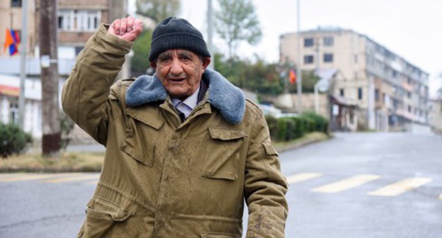 A man on the street in Stepanakert after shelling. October 6, 2020. Photo: David Kagramanyan / NK information centre / Reuters A man on the street in Stepanakert after shelling. October 6, 2020. Photo: David Kagramanyan / NK information centre / Reuters