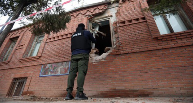 A journalist shooting video of a destroyed house in Ganja. Photo by Aziz Karimov for the Caucasian Knot A journalist shooting video of a destroyed house in Ganja. Photo by Aziz Karimov for the Caucasian Knot