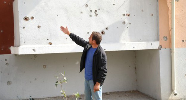 Traces of shelling attacks on a wall and balcony of a building in Azerbaijan. Photo by Aziz Karimov for the Caucasian Knot Traces of shelling attacks on a wall and balcony of a building in Azerbaijan. Photo by Aziz Karimov for the Caucasian Knot