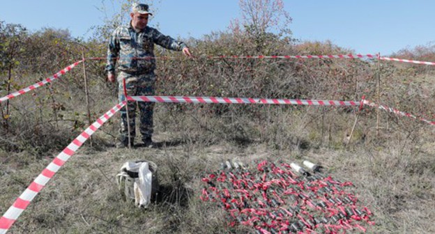 De-mining expert shows unexploded cluster bomb gathered in the outskirt of Stepanakert after recent shelling attack. Photo: REUTERS/Stringer De-mining expert shows unexploded cluster bomb gathered in the outskirt of Stepanakert after recent shelling attack. Photo: REUTERS/Stringer