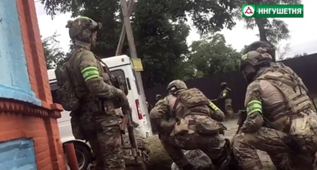 FSB agents during special operation in the village of Troitskoye, August 23, 2020. Screenshot: https://www.youtube.com/watch?v=ndvrwMziLrg&feature=youtu.be FSB agents during special operation in the village of Troitskoye, August 23, 2020. Screenshot: https://www.youtube.com/watch?v=ndvrwMziLrg&feature=youtu.be