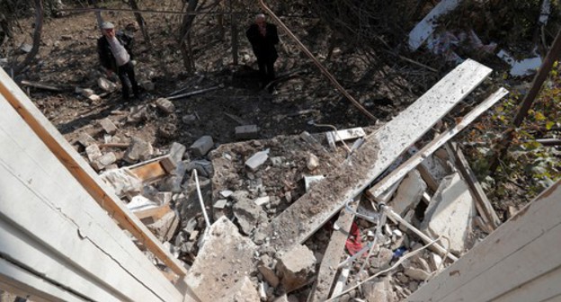 Men standing next to the ruins of a house destroyed by shelling in the city of Martuni, October 14, 2020. Photo: REUTERS / Stringer Men standing next to the ruins of a house destroyed by shelling in the city of Martuni, October 14, 2020. Photo: REUTERS / Stringer