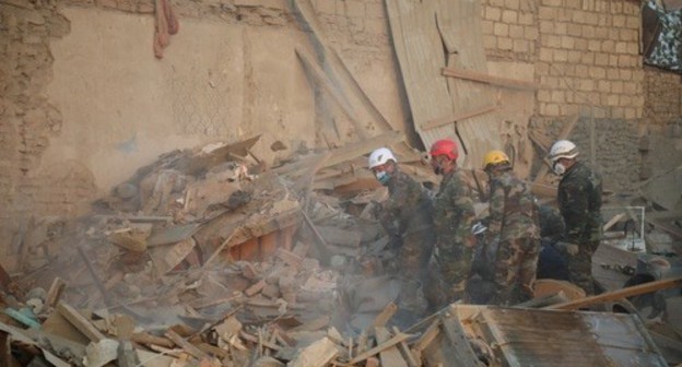 Rescuers clearing debris after shelling attack on Ganja, October 17, 2020. Photo by Aziz Karimov for the Caucasian Knot Rescuers clearing debris after shelling attack on Ganja, October 17, 2020. Photo by Aziz Karimov for the Caucasian Knot