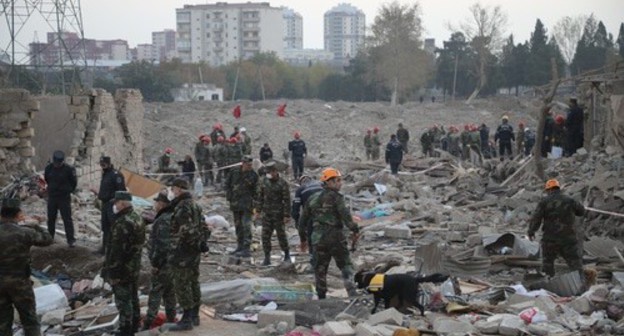Rescuers clearing debris after shelling attack on Ganja, October 17, 2020. Photo by Aziz Karimov for the Caucasian Knot Rescuers clearing debris after shelling attack on Ganja, October 17, 2020. Photo by Aziz Karimov for the Caucasian Knot