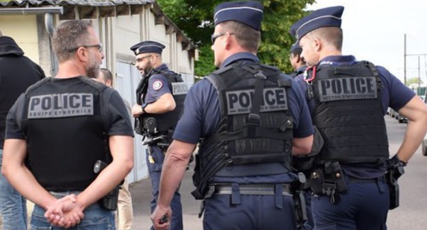 French policemen, June 2020. Photo: press service of the French Police Department, https://twitter.com/PoliceNationale/status/1274023496365023233/photo/4 French policemen, June 2020. Photo: press service of the French Police Department, https://twitter.com/PoliceNationale/status/1274023496365023233/photo/4