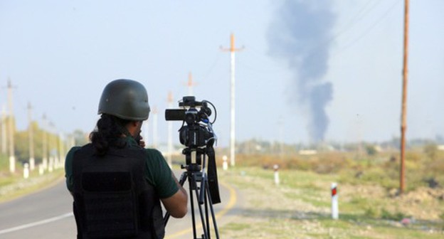 A journalist capturing the fire after the shelling attack on the Azerbaijani village of Agdam, October 19, 2020. Photo by Aziz Karimov for the "Caucasian Knot" A journalist capturing the fire after the shelling attack on the Azerbaijani village of Agdam, October 19, 2020. Photo by Aziz Karimov for the "Caucasian Knot"