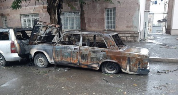 A smashed car on a street in Stepanakert, October 19. Photo by Alvard Grigoryan for the "Caucasian Knot" A smashed car on a street in Stepanakert, October 19. Photo by Alvard Grigoryan for the "Caucasian Knot"