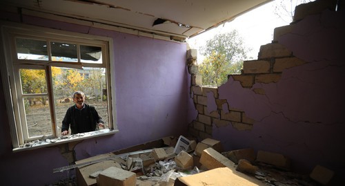 A resident of the city of Terter near his partly destroyed house. November 2, 2020. Photo by Aziz Karimov for the "Caucasian Knot" A resident of the city of Terter near his partly destroyed house. November 2, 2020. Photo by Aziz Karimov for the "Caucasian Knot"