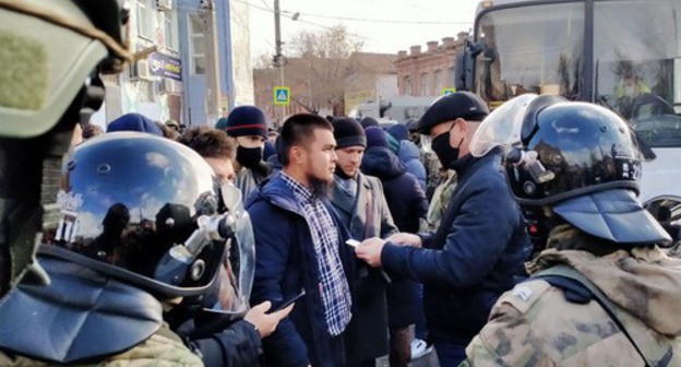 Police checking IDs and detain Muslims at the exit from the Red Mosque in Astrakhan, November 27, 2020. Photo by Alena Sadovskaya for the Caucasian Knot Police checking IDs and detain Muslims at the exit from the Red Mosque in Astrakhan, November 27, 2020. Photo by Alena Sadovskaya for the Caucasian Knot