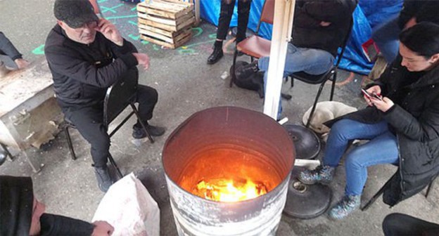 Protesters in Batumi warm themselves by the fire. November 29, 2020. Photo by Beslan Kmuzov for the "Caucasian Knot" Protesters in Batumi warm themselves by the fire. November 29, 2020. Photo by Beslan Kmuzov for the "Caucasian Knot"