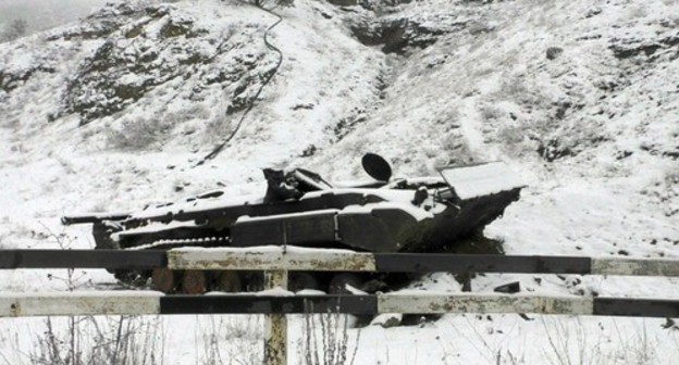 A destroyed tank near the road. Nagorno-Karabakh, December 6, 2020. Photo by David Simonyan for the "Caucasian Knot" A destroyed tank near the road. Nagorno-Karabakh, December 6, 2020. Photo by David Simonyan for the "Caucasian Knot"