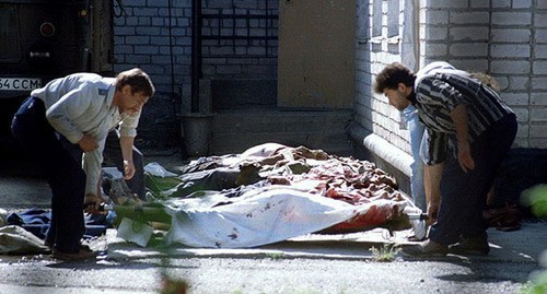 Officers of the Russian Ministry of Internal Affairs near a stretcher with a body of a victim of the attack of Chechen militants on Budennovsk on June 15, 1995. Photo: Stringer / Reuters Officers of the Russian Ministry of Internal Affairs near a stretcher with a body of a victim of the attack of Chechen militants on Budennovsk on June 15, 1995. Photo: Stringer / Reuters