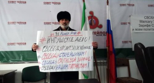 Bagaudin Myakiev stands with a poster, in which he points to the freedom of assembly guaranteed by the Constitution and demands to release participants of the protest in Magas. Screenshot of Facebook post: https://www.facebook.com/permalink.php?story_fbid=864088077690060&id=100022666279505 Bagaudin Myakiev stands with a poster, in which he points to the freedom of assembly guaranteed by the Constitution and demands to release participants of the protest in Magas. Screenshot of Facebook post: https://www.facebook.com/permalink.php?story_fbid=864088077690060&id=100022666279505