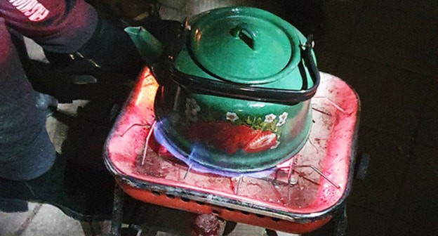 Participants of the protest action warm a kettle on the Theater Square in Tskhinvali, December 15, 2020. Photo by Anna Djioyeva for the "Caucasian Knot" Participants of the protest action warm a kettle on the Theater Square in Tskhinvali, December 15, 2020. Photo by Anna Djioyeva for the "Caucasian Knot"
