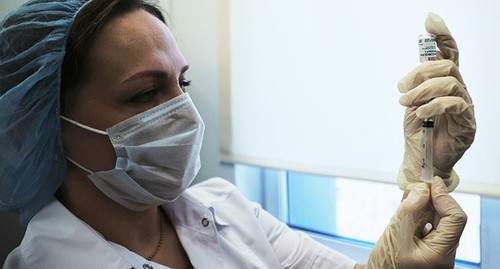 Medical worker, December 2021. Photo: REUTERS/Maxim Shemetov Medical worker, December 2021. Photo: REUTERS/Maxim Shemetov