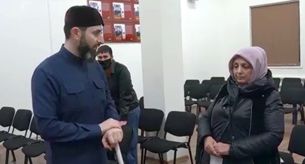 Adam Elzhurkaev, a theologian, is reprimanding Lida Ausheva, a native of Ingushetia, for rendering occult services. Screenshot: https://www.instagram.com/p/CK14GxdJrdG/ Adam Elzhurkaev, a theologian, is reprimanding Lida Ausheva, a native of Ingushetia, for rendering occult services. Screenshot: https://www.instagram.com/p/CK14GxdJrdG/