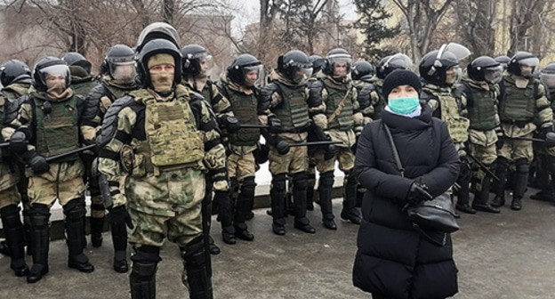 Participant of a rally in support of Navalny in front of law enforcers, Volgograd, January 31, 2021. Photo by Tatiana Filimonova for the Caucasian Knot Participant of a rally in support of Navalny in front of law enforcers, Volgograd, January 31, 2021. Photo by Tatiana Filimonova for the Caucasian Knot