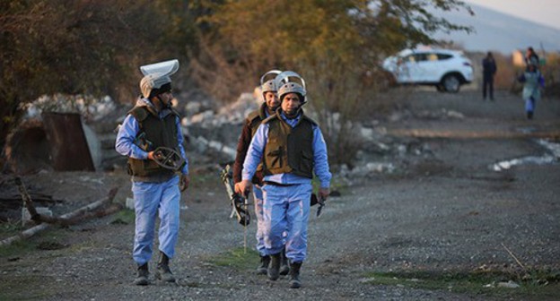De-miners, Agdam District, November 25, 2021. Photo: REUTERS/Aziz Karimov De-miners, Agdam District, November 25, 2021. Photo: REUTERS/Aziz Karimov
