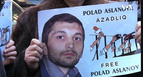 Protester holds banner in support of Polad Aslanov. Screenshot: "Amerikanın Səsi" https://www.youtube.com/watch?v=MeItCVwfF20 Protester holds banner in support of Polad Aslanov. Screenshot: "Amerikanın Səsi" https://www.youtube.com/watch?v=MeItCVwfF20
