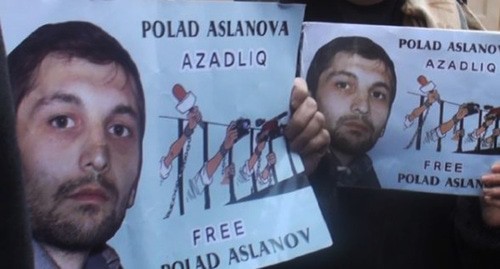 Rally participants holding banners with Polad Aslanov's portraits. .Screenshot: "Amerikanın Səsi" https://www.youtube.com/watch?v=MeItCVwfF20 Rally participants holding banners with Polad Aslanov's portraits. .Screenshot: "Amerikanın Səsi" https://www.youtube.com/watch?v=MeItCVwfF20
