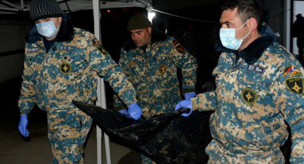 Representatives of the Ministry for Emergencies carrying bodies of soldiers killed during military conflict in Nagorno-Karabakh. Photo: https://www.facebook.com/RescueServiceOfTheNKR/photos/a.1527615660606237/4088398617861249/ Representatives of the Ministry for Emergencies carrying bodies of soldiers killed during military conflict in Nagorno-Karabakh. Photo: https://www.facebook.com/RescueServiceOfTheNKR/photos/a.1527615660606237/4088398617861249/