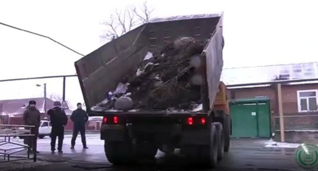 Regional authorities collected garbage and returned it to the offender's yard. Screenshot: https://www.instagram.com/tv/CLWh4IPqWFX/?igshid=1gyfkw944ni20 Regional authorities collected garbage and returned it to the offender's yard. Screenshot: https://www.instagram.com/tv/CLWh4IPqWFX/?igshid=1gyfkw944ni20