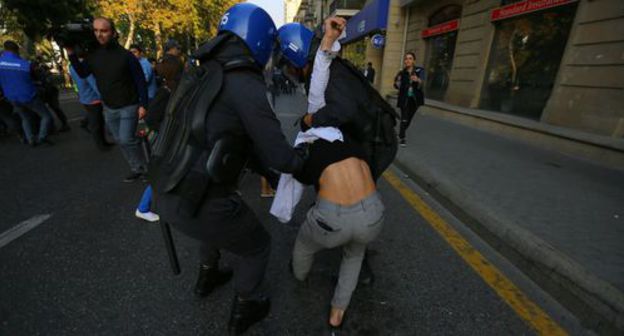Policemen detain an activist during protest rally in Baku. Photo by Aziz Karimov for the Caucasian Knot Policemen detain an activist during protest rally in Baku. Photo by Aziz Karimov for the Caucasian Knot