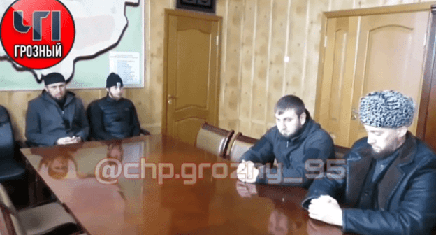 Residents of the Achkhoi-Martanovsky District in Chechnya are reprimanded by the police for supporting online publications criticizing the Chechen authorities. Screenshot: https://www.instagram.com/p/CLW_tomHt2q/ Residents of the Achkhoi-Martanovsky District in Chechnya are reprimanded by the police for supporting online publications criticizing the Chechen authorities. Screenshot: https://www.instagram.com/p/CLW_tomHt2q/