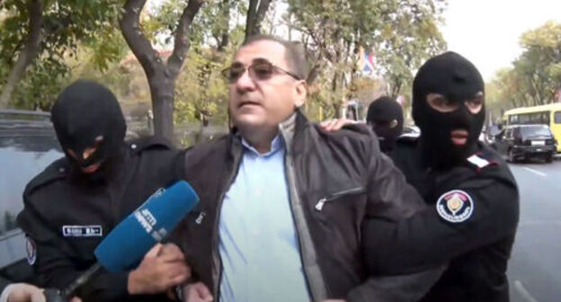 Police detaining Ara Sagatelyan. Screenshot: Tert. am https://www.youtube.com/watch?v=YIIBERPTlC8&feature=youtu.be Police detaining Ara Sagatelyan. Screenshot: Tert. am https://www.youtube.com/watch?v=YIIBERPTlC8&feature=youtu.be