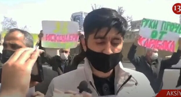 Picketers protesting in front of the Russian Embassy in Baku. Screenshot of the video by Kanal13 https://www.youtube.com/watch?v=ZV2SSG993JE Picketers protesting in front of the Russian Embassy in Baku. Screenshot of the video by Kanal13 https://www.youtube.com/watch?v=ZV2SSG993JE