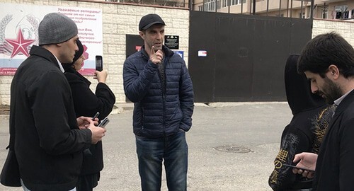 Murad Manapov with journalists and activists who came to meet him after he had been released, April 14, 2021. Photo by Patimat Makhmudova for the Caucasian Knot Murad Manapov with journalists and activists who came to meet him after he had been released, April 14, 2021. Photo by Patimat Makhmudova for the Caucasian Knot