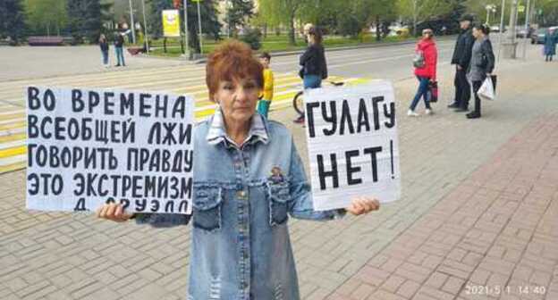 Galina Tikhenko holds solo picket in Volgograd, May 1, 2021. Photo by Tatiana Filimonova for the Caucasian Knot Galina Tikhenko holds solo picket in Volgograd, May 1, 2021. Photo by Tatiana Filimonova for the Caucasian Knot
