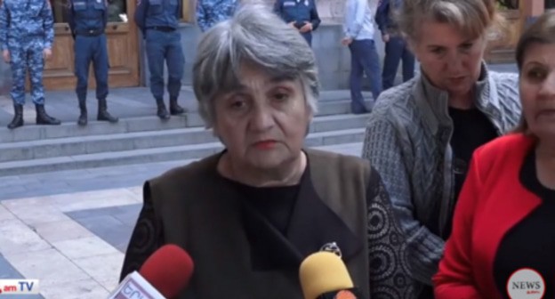 Refugees from Nagorno-Karabakh at a protest action in front of the Armenian government building. Screenshot of the video at the News.Am YouTube channel, 03.05.2021, https://www.youtube.com/watch?v=au6V3U7KKFM&t=174s Refugees from Nagorno-Karabakh at a protest action in front of the Armenian government building. Screenshot of the video at the News.Am YouTube channel, 03.05.2021, https://www.youtube.com/watch?v=au6V3U7KKFM&t=174s