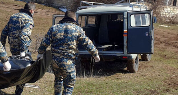 Karabakh rescuers carry the remains of a soldier found in the area of Gadrut. Photo: Facebook / ԱՀ Արտակարգ իրավիճակների պետական ծառայություն Karabakh rescuers carry the remains of a soldier found in the area of Gadrut. Photo: Facebook / ԱՀ Արտակարգ իրավիճակների պետական ծառայություն