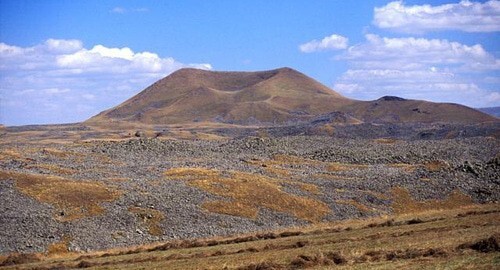 A lava field of the Porak (Axarbaxar) volcano on the Armenian-Azerbaijani border. Photo: Jim Luhr, https://ru.wikipedia.org/wiki/Азербайджано-армянская_граница