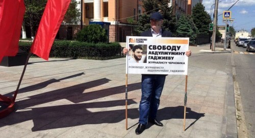 Magomed Magomedov, a deputy editor-in-chief of the "Chernovik" (Draft) weekly, at a picket in Makhachkala in May 2021. Screenshot of the post on Instagram https://www.instagram.com/p/COslno5Hh0I/ Magomed Magomedov, a deputy editor-in-chief of the "Chernovik" (Draft) weekly, at a picket in Makhachkala in May 2021. Screenshot of the post on Instagram https://www.instagram.com/p/COslno5Hh0I/