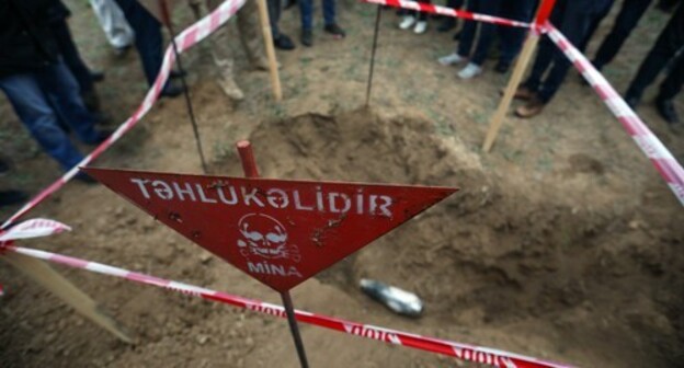 A cordoned off area around the unexploded ordnance. November 20, 2020. Photo by Aziz Karimov for the "Caucasian Knot" A cordoned off area around the unexploded ordnance. November 20, 2020. Photo by Aziz Karimov for the "Caucasian Knot"