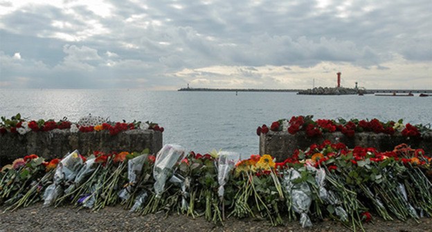 Flowers at the embankment in Sochi in memory of the victims of the Tu-154 crash, December 2016. Photo: REUTERS/Maxim Shemetov Flowers at the embankment in Sochi in memory of the victims of the Tu-154 crash, December 2016. Photo: REUTERS/Maxim Shemetov