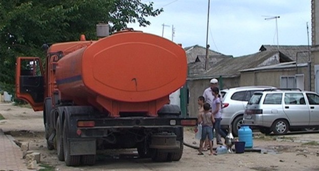 Water truck in Dagony. Screenshot: http://rgvktv.ru/obshchestvo/66728 Water truck in Dagony. Screenshot: http://rgvktv.ru/obshchestvo/66728