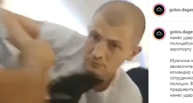 Detention of an airplane passenger in Makhachkala airport. Screenshot: http://www.instagram.com/p/CRE9BZFIQ92/ Detention of an airplane passenger in Makhachkala airport. Screenshot: http://www.instagram.com/p/CRE9BZFIQ92/