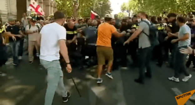Protesters attack journalists in Tbilisi. Screenshot: http://www.youtube.com/watch?v=rik8355eRSg&t=3s Protesters attack journalists in Tbilisi. Screenshot: http://www.youtube.com/watch?v=rik8355eRSg&t=3s