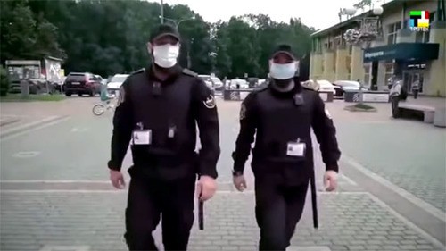 Chechen natives patrol streets in Troitsk. Screenshot: http://web.facebook.com/groups/YasenevoDistrict/post/3016811878641525 Chechen natives patrol streets in Troitsk. Screenshot: http://web.facebook.com/groups/YasenevoDistrict/post/3016811878641525