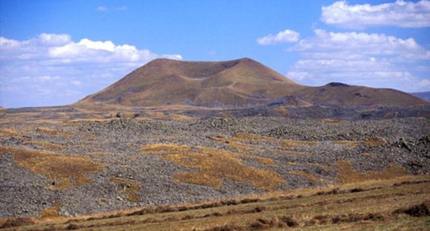 A lava field of the Porak volcano on the border between Azerbaijan and Armenia. Photo: Jim Luhr https://ru.wikipedia.org/wiki/Азербайджано-армянская_граница A lava field of the Porak volcano on the border between Azerbaijan and Armenia. Photo: Jim Luhr https://ru.wikipedia.org/wiki/Азербайджано-армянская_граница