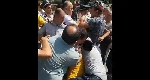 Protest action against construction of a high-rise building in Yerevan. Screenshot: http://yerevan.today/all/society/88236/larvats-iravichak-ev-qashqshouk-ostikanneri-ev-bnakichneri-midjev-erevanoum/ Protest action against construction of a high-rise building in Yerevan. Screenshot: http://yerevan.today/all/society/88236/larvats-iravichak-ev-qashqshouk-ostikanneri-ev-bnakichneri-midjev-erevanoum/