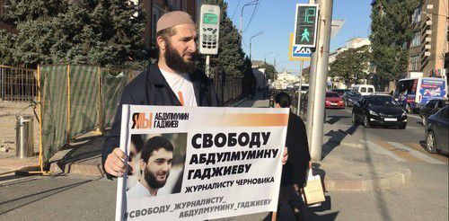 Journalist Idris Yusupov holds solo picket in support of Abdulmumin Gadjiev, October 14, 2019. Photo by Patimat Makhmudova for the Caucasian Knot Journalist Idris Yusupov holds solo picket in support of Abdulmumin Gadjiev, October 14, 2019. Photo by Patimat Makhmudova for the Caucasian Knot