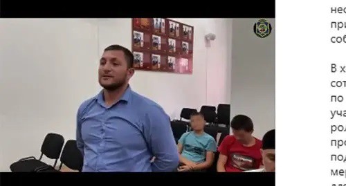 Video record of a preventive conversation with residents of Argun at a police station. Screenshot: http://www.instagram.com/p/CTU8M5coHYB/ Video record of a preventive conversation with residents of Argun at a police station. Screenshot: http://www.instagram.com/p/CTU8M5coHYB/