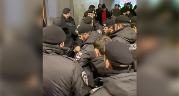 Beating up "Spartak" fans in Grozny. Screenshot of the video https://sport24.ru/news/football/2021-10-03-polk-kadyrova-obvinili-v-izbiyenii-dvukh-bolelshchikov-spartaka-na-matche-v-groznom Beating up "Spartak" fans in Grozny. Screenshot of the video https://sport24.ru/news/football/2021-10-03-polk-kadyrova-obvinili-v-izbiyenii-dvukh-bolelshchikov-spartaka-na-matche-v-groznom